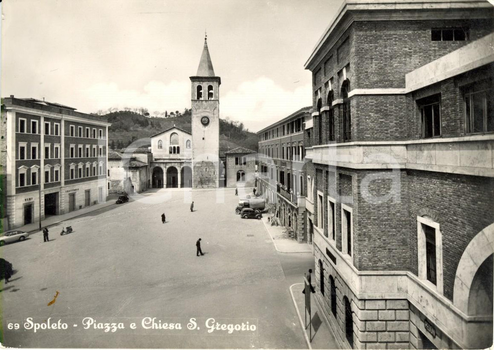 Cartolina originale da collezione 1953 SPOLETO (PG) Veduta Piazza GARIBALDI e Chiesa di SAN GREGORIO *Animata VG 1