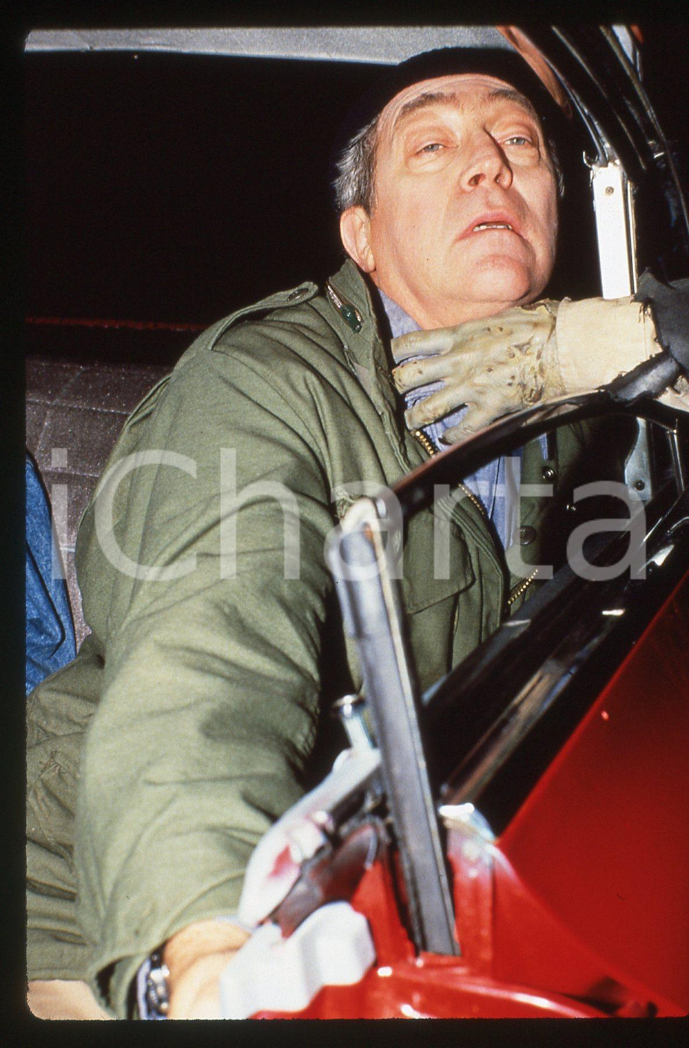 35mm vintage slide*1988 RETURN OF THE LIVING DEAD 2 - James KAREN Scena del film  Diapositiva d'epoca, in formato 35 mm. CONDIZIONI: GOODE' severamente vietata la riproduzione. Tutti i diritti sono riservati. ICharta mette in vendita, sul negozio eBay e in esclusiva sul sito "icharta" il proprio archivio composto da numerose diapositive e negativi fotografici d'epoca, tutti originali e autentici, che attraversano la storia del costume italiano tra gli la fine degli anni Sessanta e Novanta.Si tratta di uno sguardo inedito sull'attualit&agrave;, la politica, la vita quotidiana, il gossip e la cultura, che fotografa il cambiamento della nazione in quest'ultimo scorcio del XX secolo. Un'occasione unica per il mercato del collezionismo, che vede finalmente disponibile un archivio eccezionale per vastit&agrave;, tematiche e condizioni, in un settore (il negativo fotografico e la diapositiva) di assoluta novit&agrave; e dalle interessanti prospettive di investimento.  originale e autentica 1