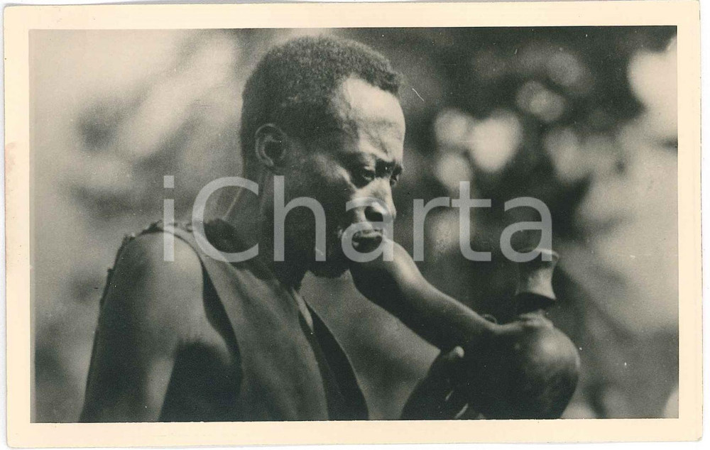 1930 ca Casimir ZAGOURSKI - CONGO BELGE Homme boit d'une citrouille - Postcard  Fotocartolina postale d'epoca del fotografo Casimir Zagourski (L&eacute;opoldville).Non viaggiata.Al verso timbro: "Henri Nicaise Photographe - Namur"CONDIZIONI: GFORMATO: 9x14 cm    originale e autentica 1
