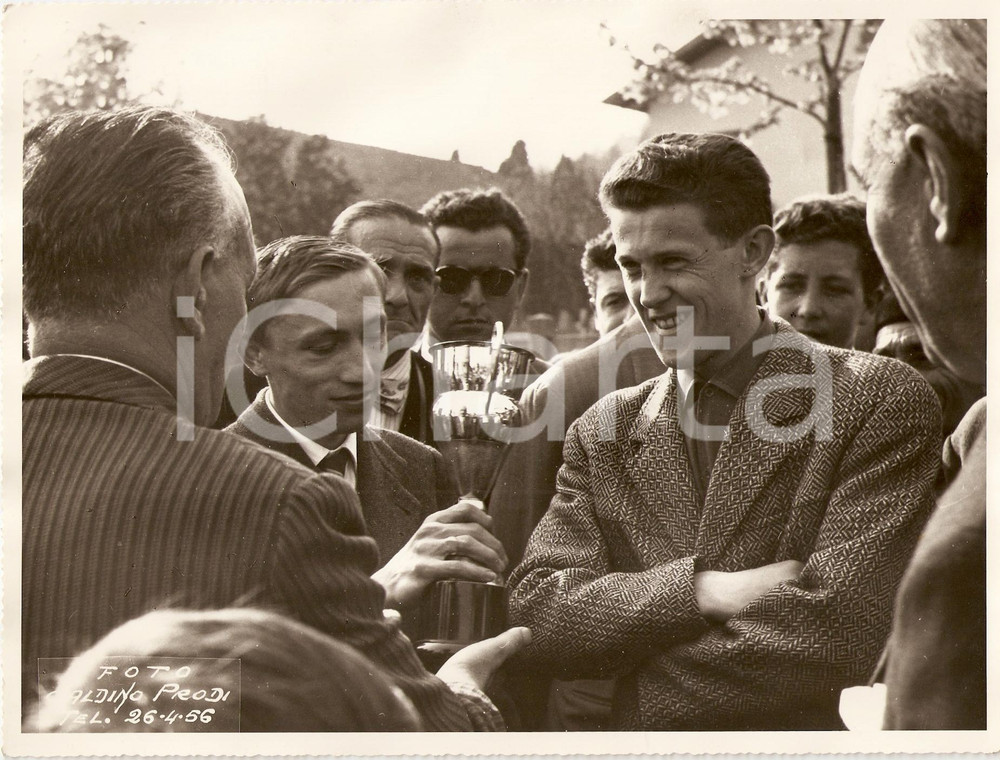 Fotografia d epoca originale 1950 ca CALCIO LUINO Squadra giovanile con la coppa vinta  Foto Galdino PRODI 1