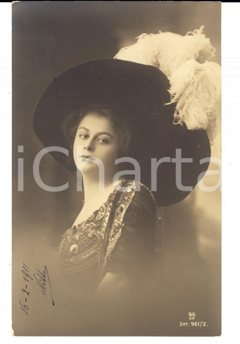 Cartolina originale da collezione 1911 MODA Donna con curioso cappello di piume Cartolina VINTAGE ing. BONELLI 1