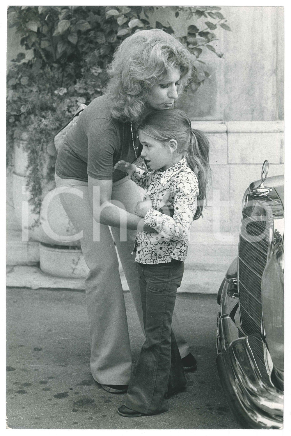 Fotografia d epoca originale 1975 ca COSTUME ITALIA Iva ZANICCHI con la figlia Michela 2 Foto 20x30 cm 1