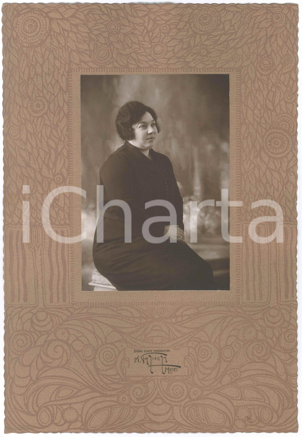 1915 ca MELFI (PZ) Donna in abito scuro - Ritratto *Foto M. PAZIENZA 23x33 cm Fotografia d'epoca, su cartoncino morbido.  GOOD/buono  Formato: 23x33 cm originale e autentica 1