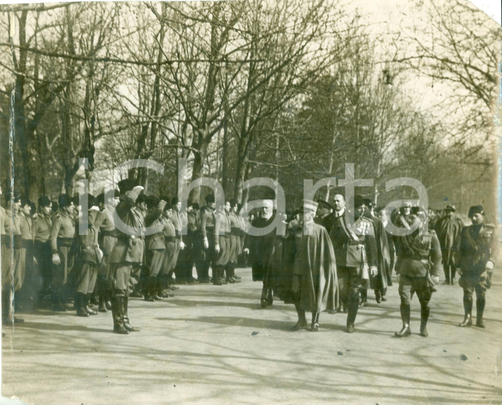 Fotografia d epoca originale 1935 ca ROMA ? Vittorio Emanuele III passa in rassegna i soldati DANNEGGIATA 1