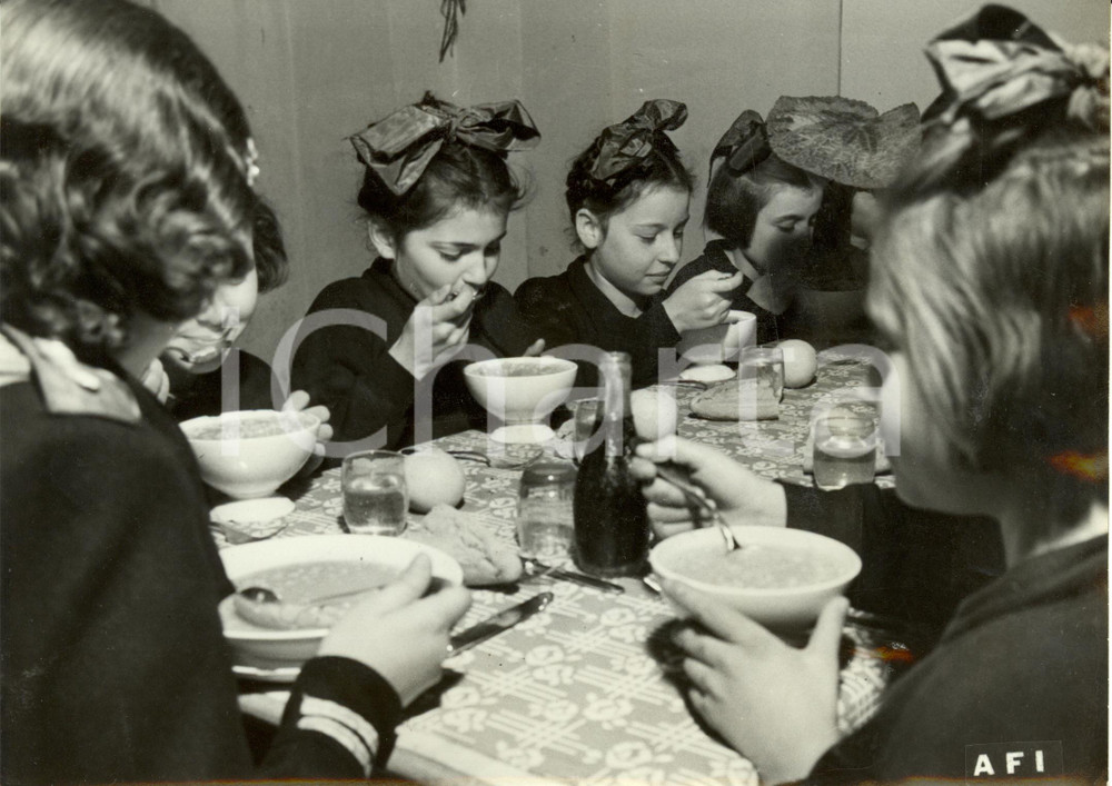 Fotografia d epoca originale 1943 CONDOVE TO Figlie di sinistrati ricevono pranzo in una scuola Fotografia 1