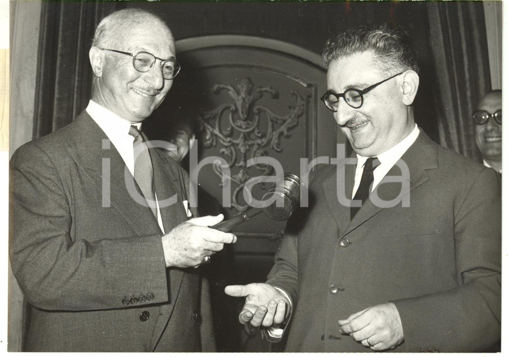 1957 ROMA James ZELLERBACH consegna a Giovanni LEONE il martelletto di NIXON  Fotografia d'epoca con didascalia coeva.  CONDIZIONI: G FORMATO: 18x13 cm     originale e autentica 1