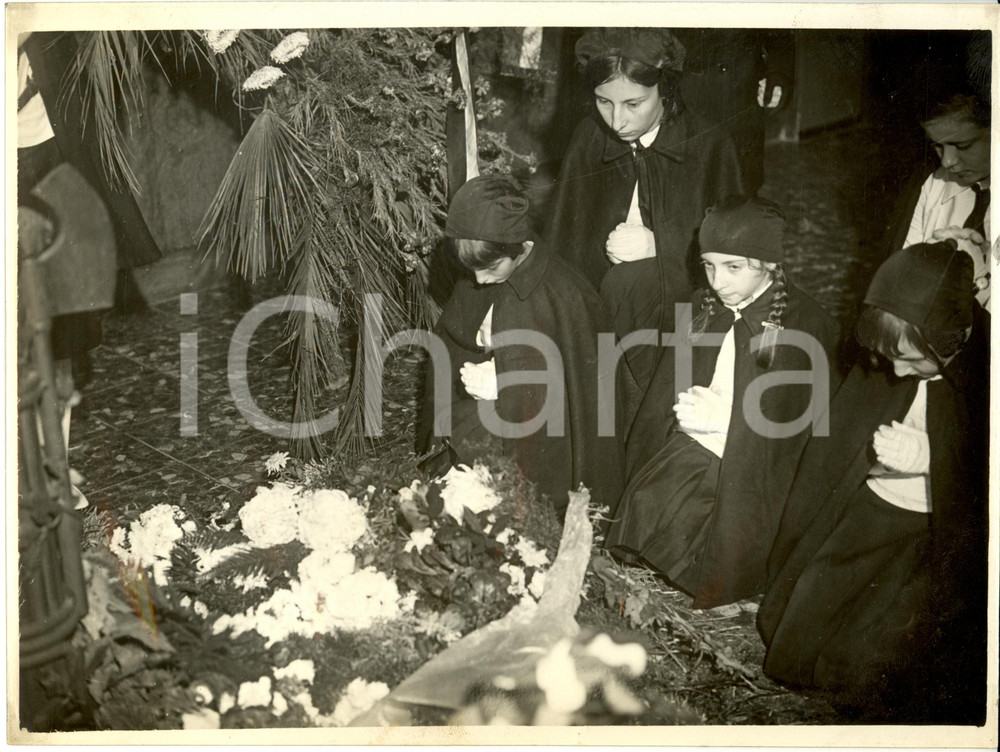 Fotografia d epoca originale 1931 MILANO Piccole Italiane pregano per caduti Fascisti della CASA del FASCIO 1