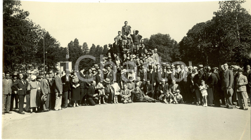 Fotografia d epoca originale 1933 MILANO Dopolavoristi quotidiani SECOLO LA SERA e L AMBROSIANO a TRIENNALE 1