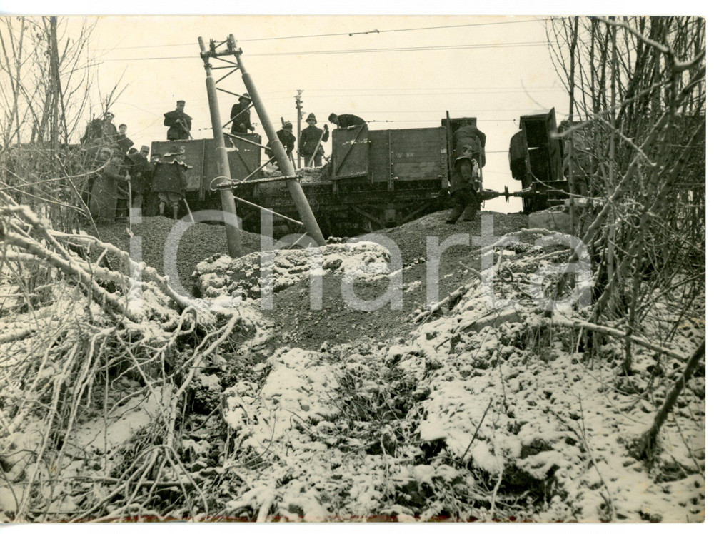 1955 ca BOLOGNA-FIRENZE Vigili del Fuoco a lavoro dopo cedimento delle rotaie Fotografia d'epoca con didascalia coeva al verso. CONDIZIONI: GFORMATO: 18x13 cm     originale e autentica 1