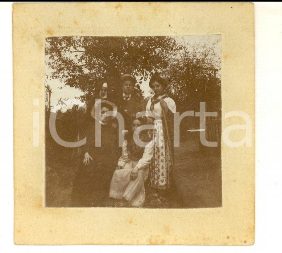 Fotografia d epoca originale 1910 ca AREA FRANCESE ? Ritratto di famiglia con giovane suora Foto 10x10 1