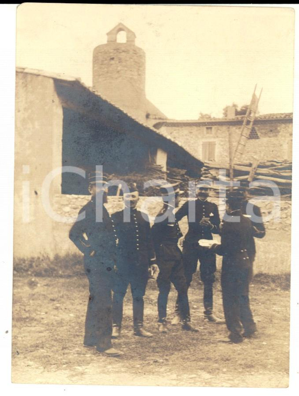 Fotografia d epoca originale 1915 ca WW1 FRANCE Gruppo di ufficiali in un villaggio di campagna Foto 8x11 cm 1