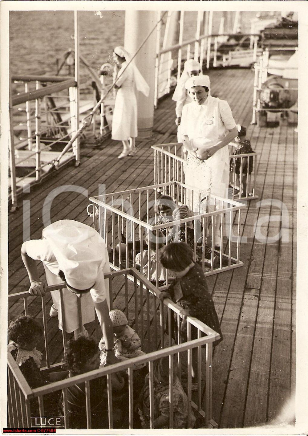 Fotografia d epoca originale 1939 coloni per la Libia, asilo nido a bordo, O.N.M.I. 1