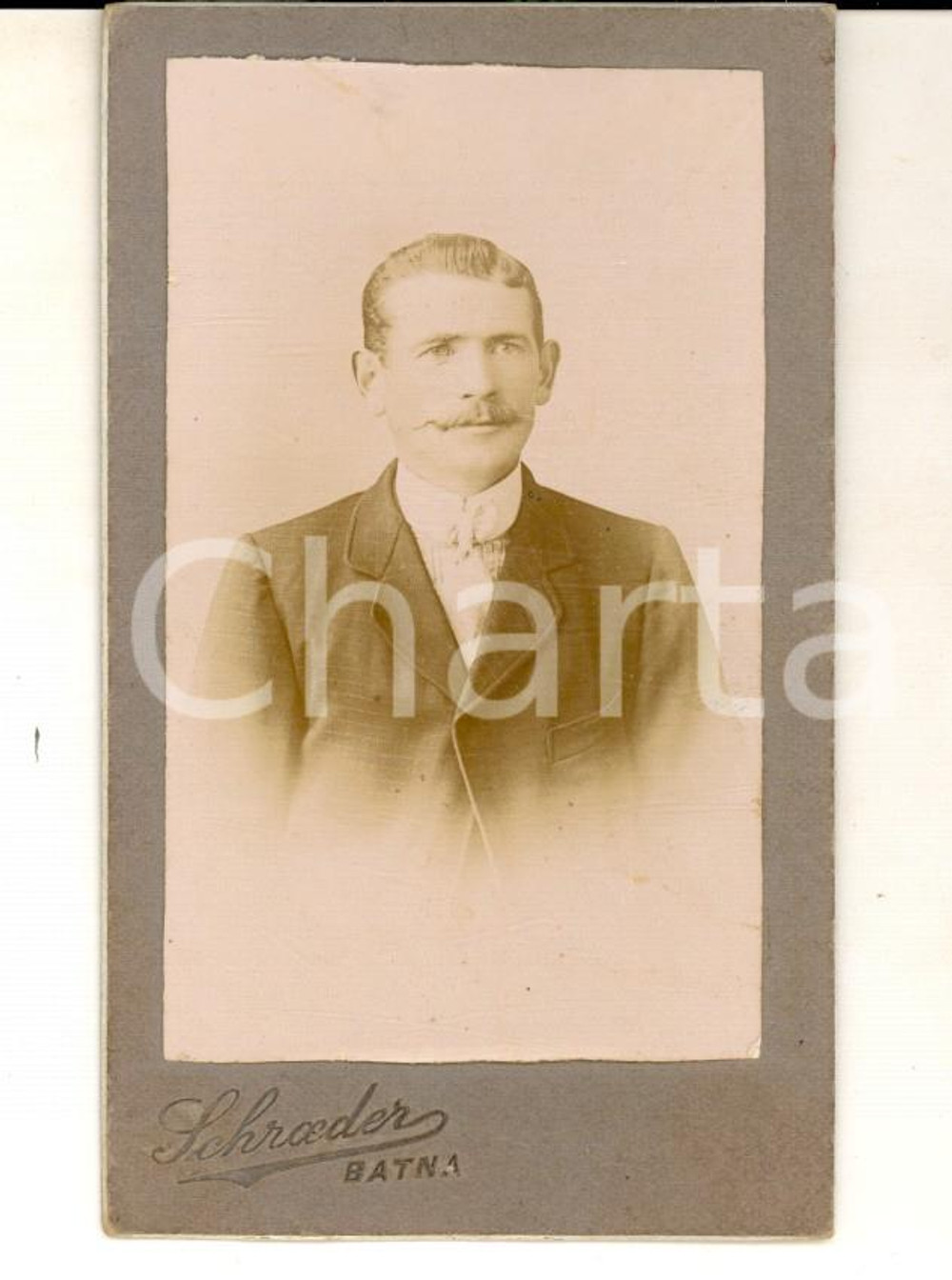 Fotografia d epoca originale 1900 ca BATNA ALGERIA Ritratto maschile con giacca a righe Foto SCHROEDER CDV 1