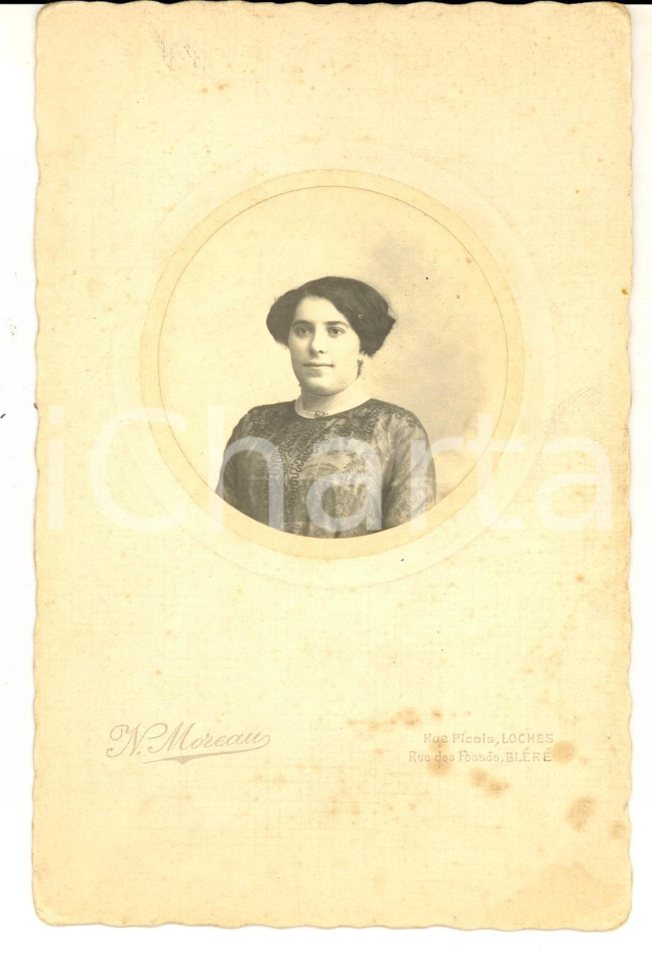 Fotografia d epoca originale 1890 ca LOCHES  BLERE F Femme en robe brodÃ©e Photo N. MOREAU 11x17 cm 1