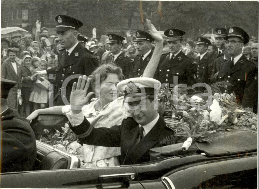 Fotografia d epoca originale 1959 LIEGI B Principe Alberto e Principessa Paola salutano da automobile Foto 1