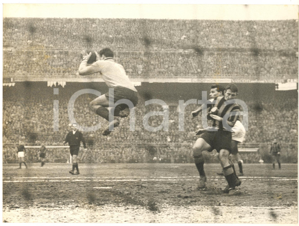 1961 MILANO CALCIO INTER-ROMA 3-1 Parata di Fabio CUDICINI *Foto 24x18 cm  Fotografia d'epoca, con didascalia coeva al verso.  CONDIZIONI: G (minime piegature angolari)FORMATO: 24x18 cm     originale e autentica 1