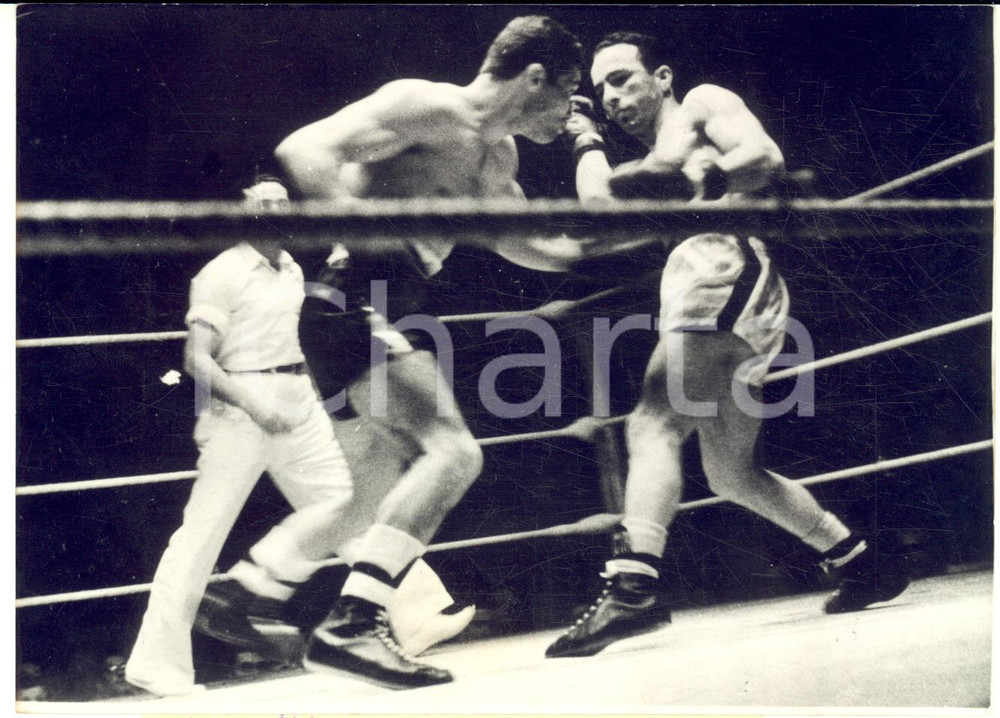 1954 TUNISI BOXE Robert COHEN batte Mario D'AGATA ai punti - Foto 18x13 cm Fotografia d'epoca con didascalia coeva al verso.  CONDIZIONI: fair (sovraimpressione circolare) FORMATO:  17x12 cm    originale e autentica 1