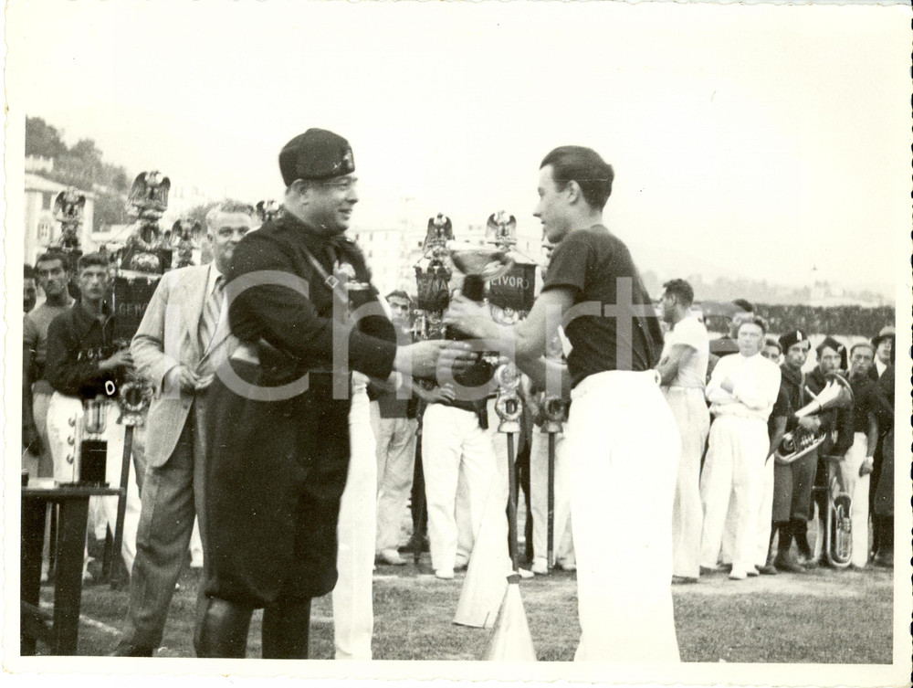 Fotografia d epoca originale 1935 GENOVA Gare Atletica dei FASCI GIOVANILI Renzo MORIGI premia squadra MILANO 1