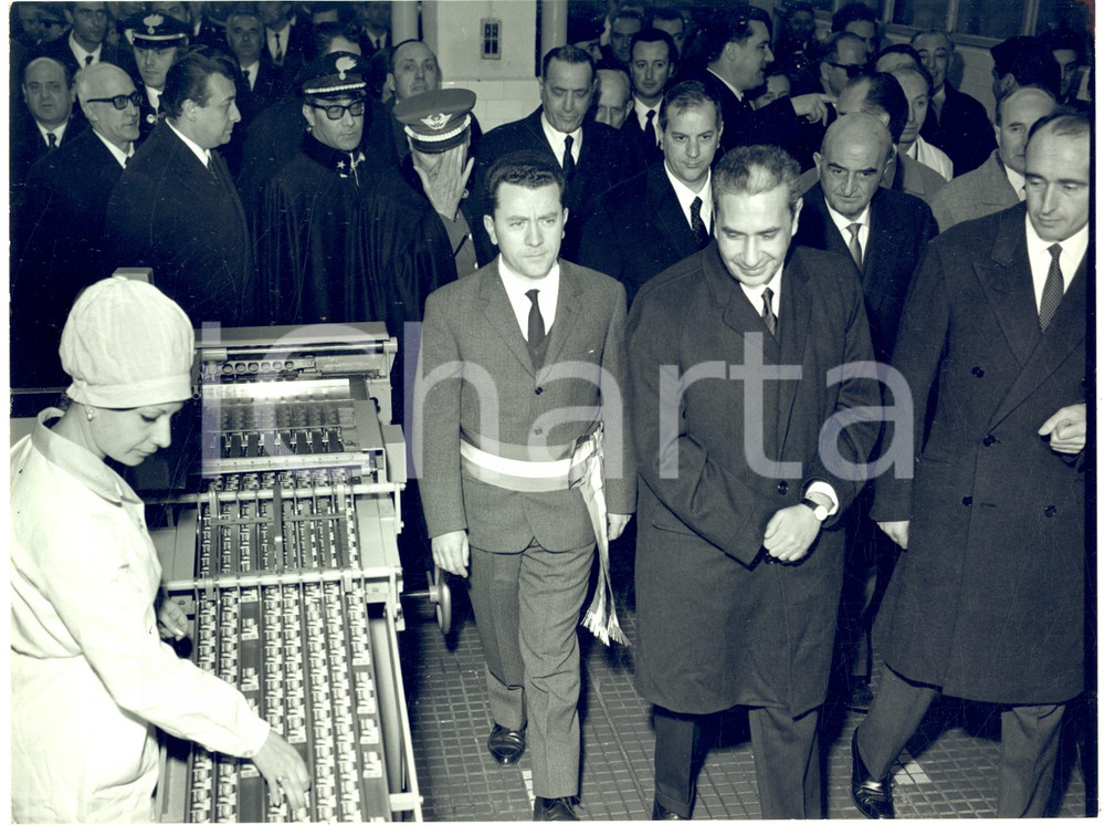 1966 AGRATE BRIANZA Aldo MORO visita stabilimento STAR con Danilo FOSSATI ^Foto  Fotografia d'epoca, con didascalia coeva al verso.   CONDIZIONI: G (ma lieve piegatura al margine superiore) FORMATO: 24x18 cm     originale e autentica 1