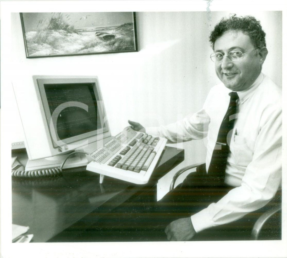 Fotografia d epoca originale 1990 ca MULHOUSE F Tecnico informatico al lavoro al computer Fotografia 1