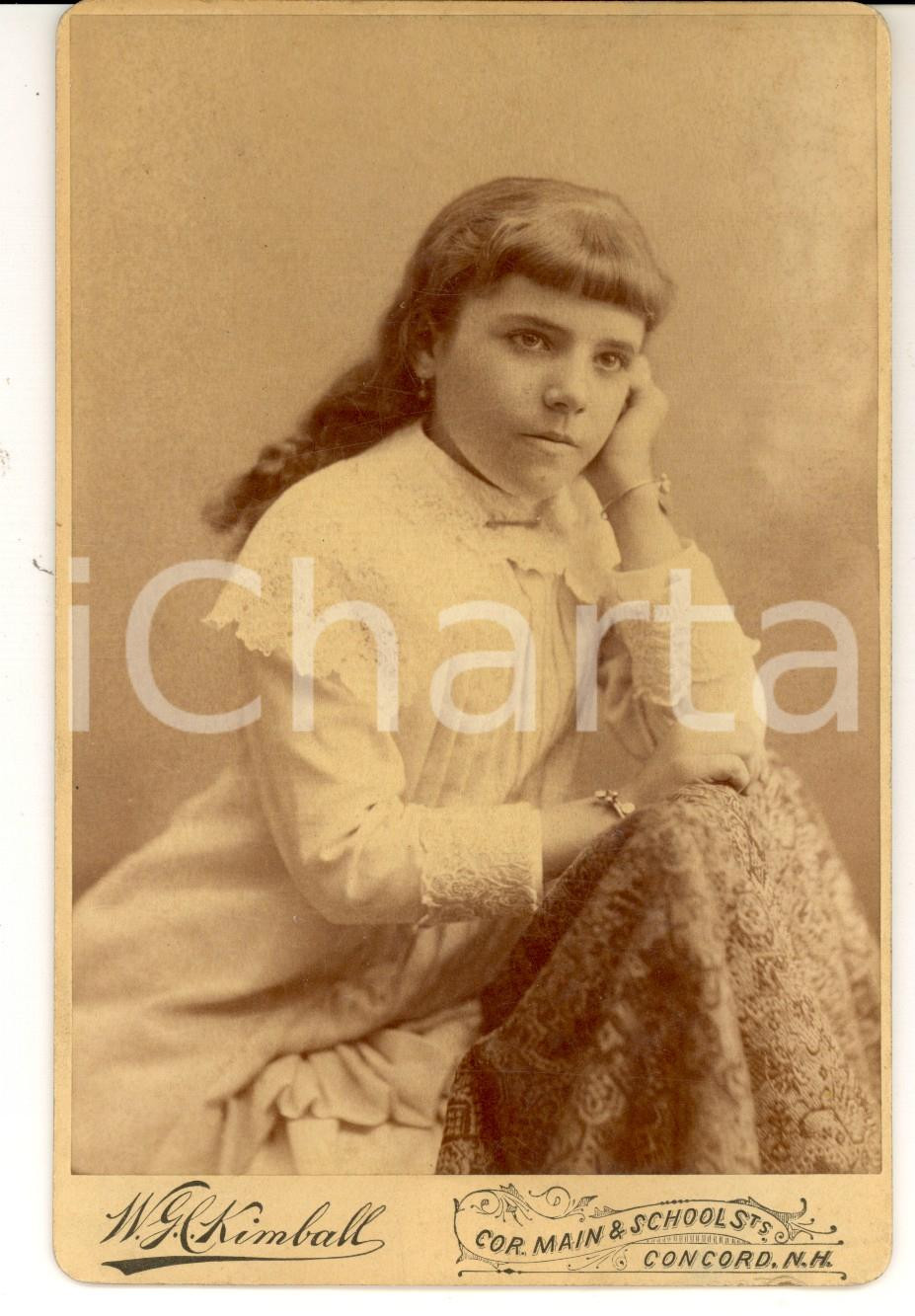 Fotografia d epoca originale 1890 ca CONCORD NH, USA Adolescente con abito bianco W. G. KIMBALL 1