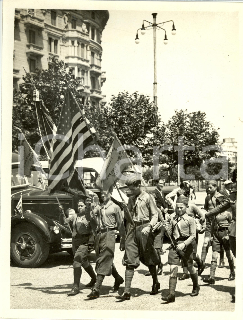 Fotografia d epoca originale 1936 MILANO Giovani ITALOAMERICANI sfilano per la cittÃ  con bandiere Foto 1