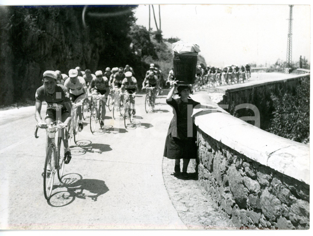 1954 CICLISMO GIRO D'ITALIA 3^ tappa - Il gruppo verso CATANZARO *Foto 18x13 Fotografia d'epoca con didascalia coeva al verso. CONDIZIONI: FAIR (bassa qualit&agrave; di stampa)FORMATO: 18x13 cm     originale e autentica 1