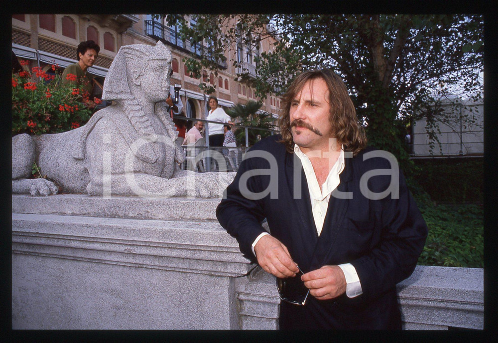 35mm vintage slide* 1989 VENEZIA Gérard DEPARDIEU Mostra del cinema (25) La diapositiva &egrave; stata scattata presso l'Hotel Excelsior in occasione della 46&ordf; Mostra del cinema di Venezia. CONDIZIONI: GOOD Tutti i diritti riservati.E' severamente vietata la riproduzione.  ICharta mette in vendita, sul negozio eBay e in esclusiva sul sito "icharta" il proprio archivio composto da numerose diapositive e negativi fotografici d'epoca, tutti originali e autentici, che attraversano la storia del costume italiano tra gli la fine degli anni Sessanta e Novanta.Si tratta di uno sguardo inedito sull'attualit&agrave;, la politica, la vita quotidiana, il gossip e la cultura, che fotografa il cambiamento della nazione in quest'ultimo scorcio del XX secolo. Un'occasione unica per il mercato del collezionismo, che vede finalmente disponibile un archivio eccezionale per vastit&agrave;, tematiche e condizioni, in un settore (il negativo fotografico e la diapositiva) di assoluta novit&agrave; e dalle interessanti prospettive di investimento.     originale e autentica 1