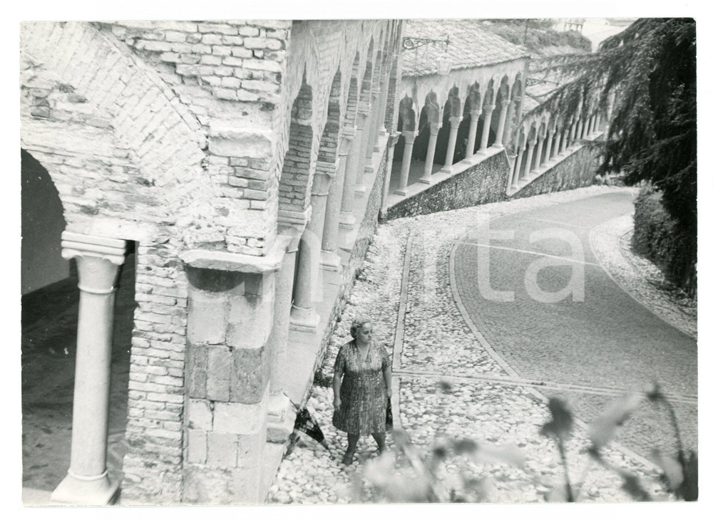 Fotografia d epoca originale 1979 UDINE Turista sale al Castello  Foto 17x13 cm 1