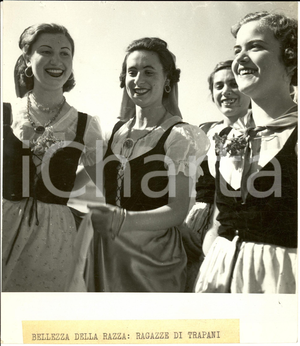 Fotografia d epoca originale 1940 ca TRAPANI Ragazze in costume tipico Bellezza della razza Fotografia 1