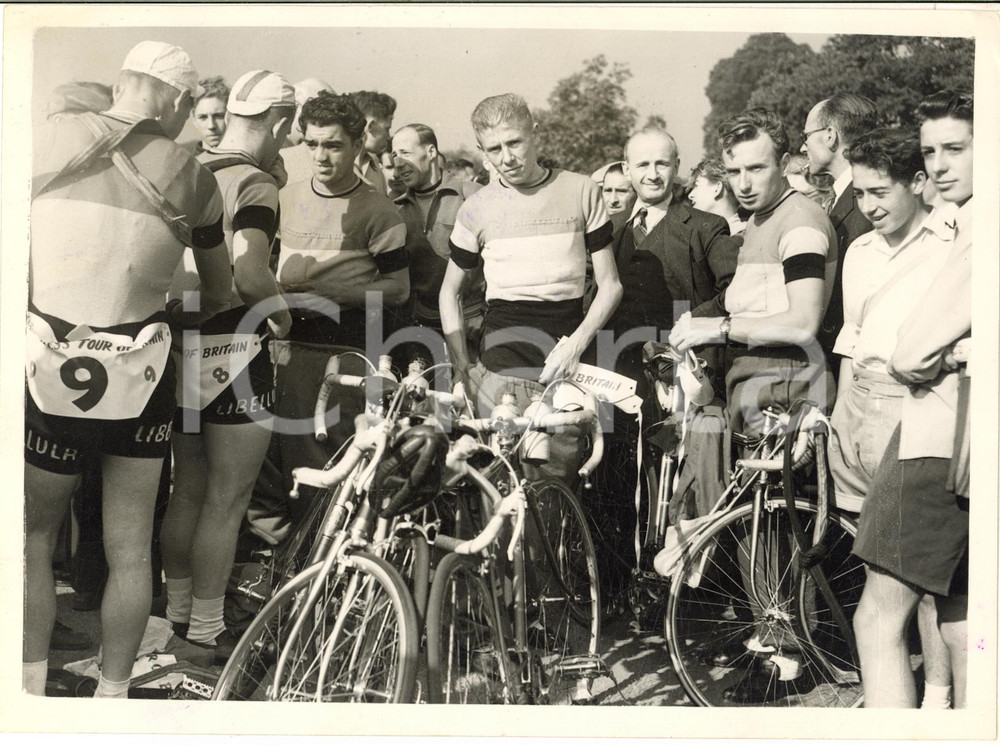 1953 LONDON Britain Cycle Race - Belgian competitors prepare to start *Photo Fotografia d'epoca, con didascalia coeva al verso.  CONDIZIONI: G (ma lievi piegature angolari con macchie) FORMATO: 20x15 cm    originale e autentica 1