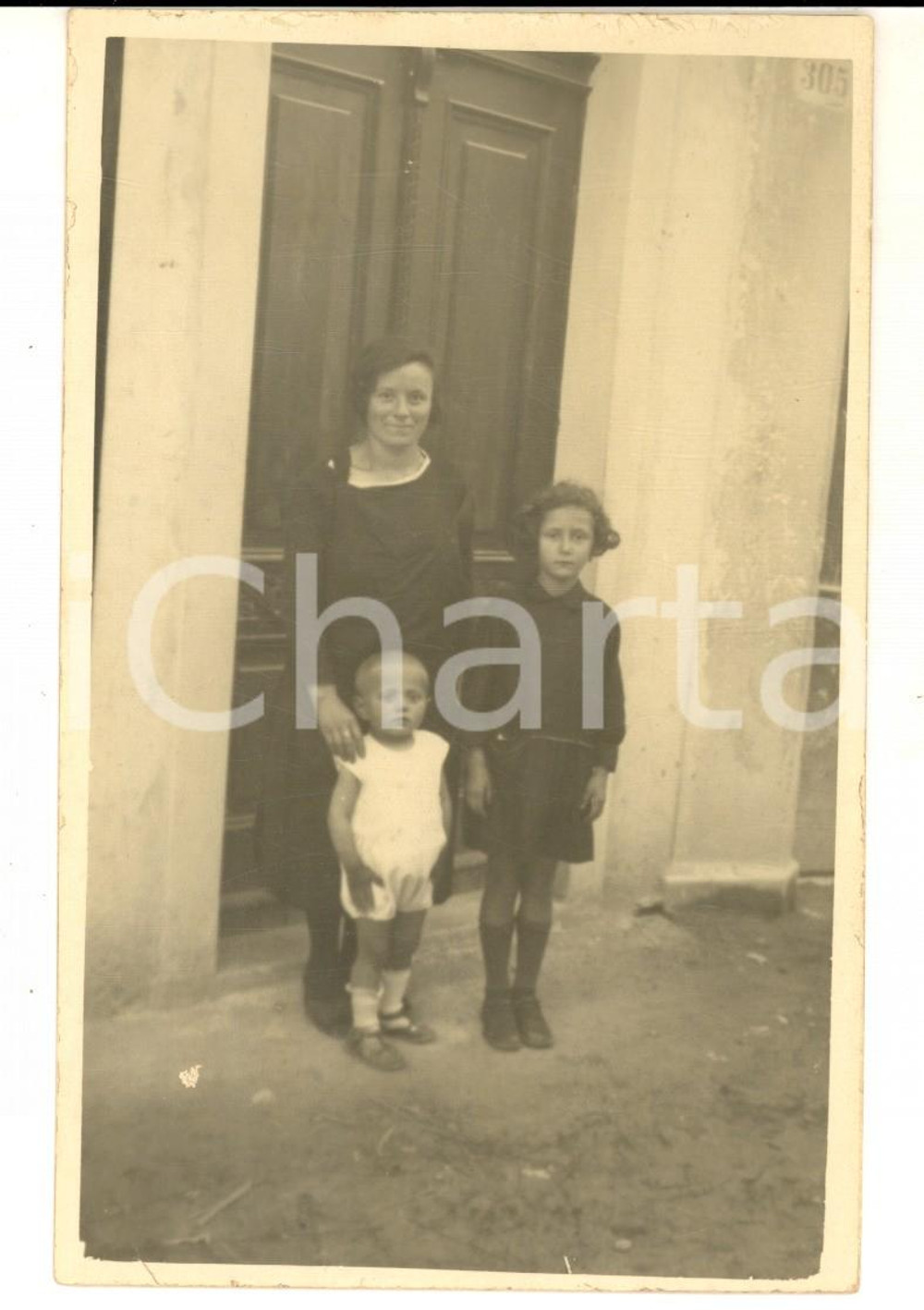 Fotografia d epoca originale 1930 ca AREA LOMBARDA Una madre con i due figli Foto cartolina VINTAGE 1