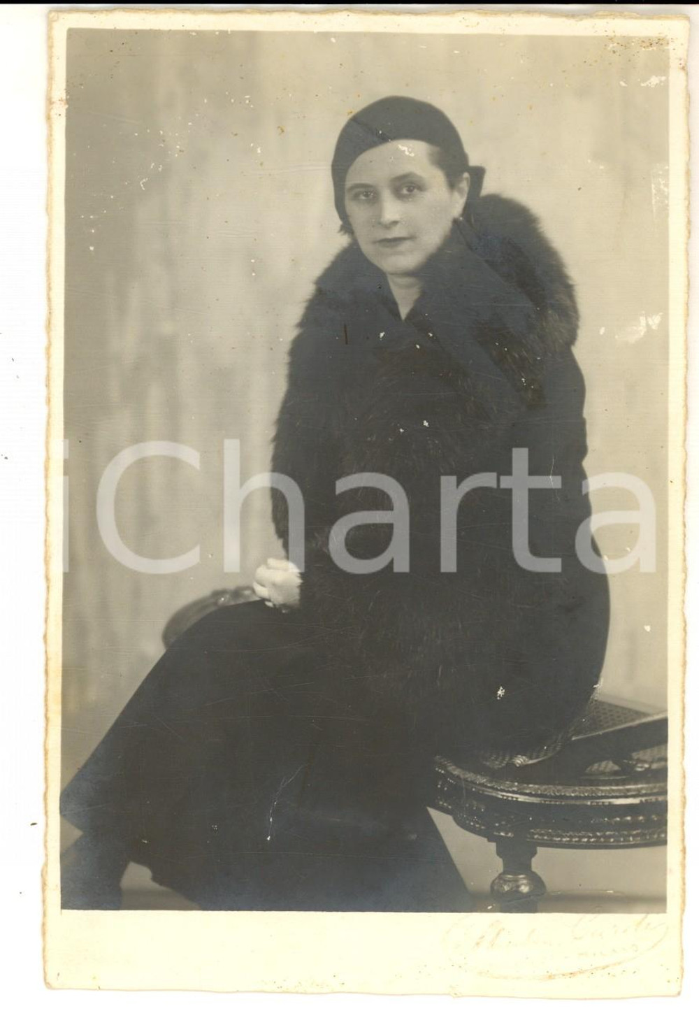 Fotografia d epoca originale 1920 ca MILANO Ritratto di donna in pelliccia Foto cartolina STUDIO CARDI 1