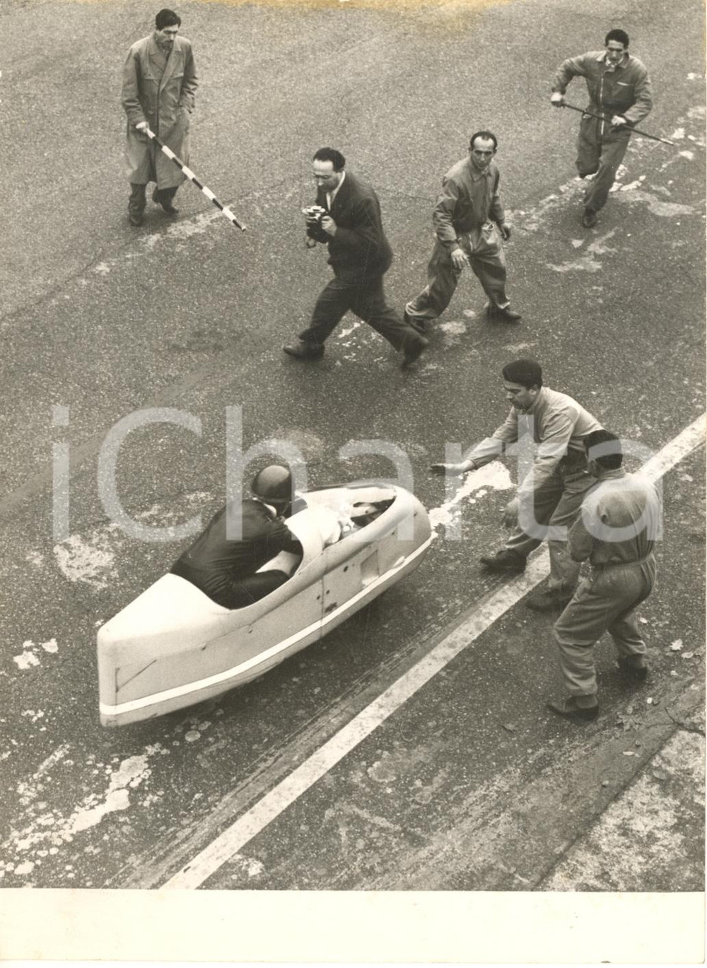 1957 MONZA MOTOCICLISMO Partenza moto BIANCHI di MONTANARI e FRANZOSI Foto 13x18 Fotografia d'epoca con didascalia coeva.  CONDIZIONI: G (ma lievi bruniture marginali) FORMATO: 13x18 cm    originale e autentica 1