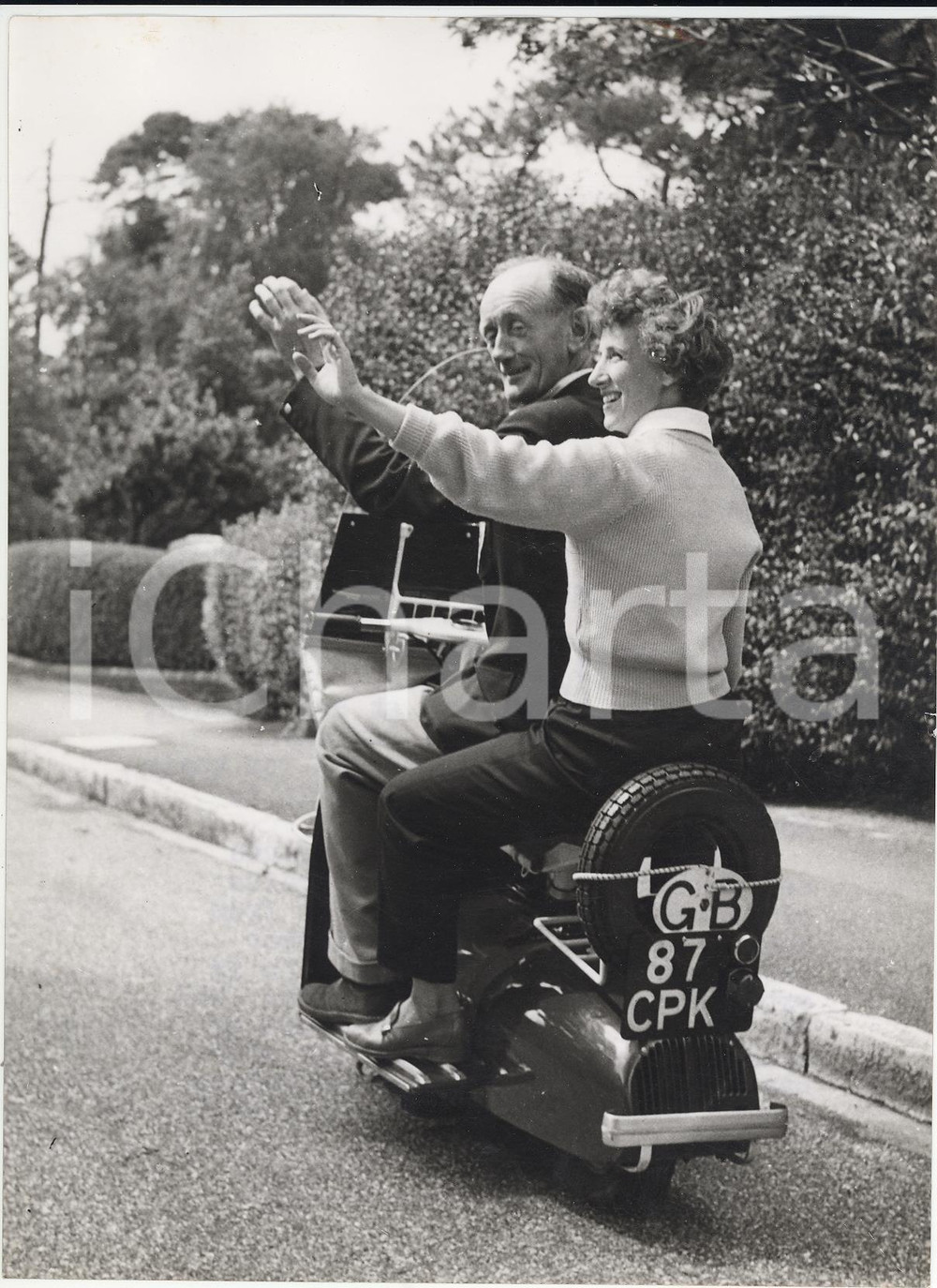 Fotografia d epoca originale 1957 BOURNEMOUTH Claude TRIPPER and his wife Mary leave scootering honeymoon 1