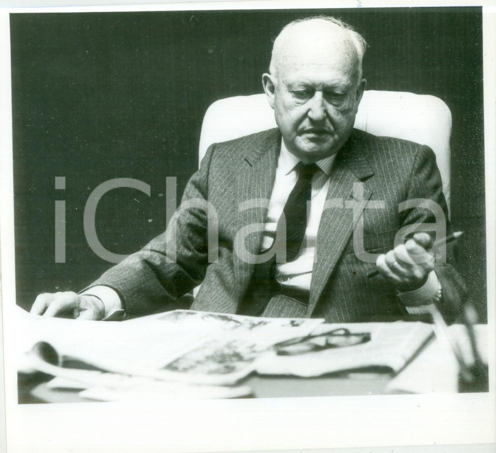 Fotografia d epoca originale 1990 ca STRASBOURG Politico Pierre PFLIMLIN esamina appunti Fotografia 1