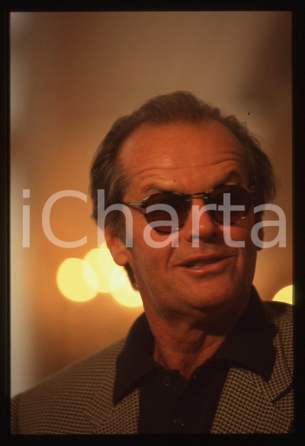 35mm vintage slide* 1994 VENEZIA Jack NICHOLSON - MOSTRA DEL CINEMA portrait 10 La diapositiva ritrae l'attore Jack Nicholson al Festival del Cinema di Venezia del 1994Diapositiva d'epoca, in formato 35 mm. CONDIZIONI: GOODTutti i diritti riservati.E' severamente vietata la riproduzione. ICharta mette in vendita, sul negozio eBay e in esclusiva sul sito "icharta" il proprio archivio composto da numerose diapositive e negativi fotografici d'epoca, tutti originali e autentici, che attraversano la storia del costume italiano tra gli la fine degli anni Sessanta e Novanta.Si tratta di uno sguardo inedito sull'attualit&agrave;, la politica, la vita quotidiana, il gossip e la cultura, che fotografa il cambiamento della nazione in quest'ultimo scorcio del XX secolo. Un'occasione unica per il mercato del collezionismo, che vede finalmente disponibile un archivio eccezionale per vastit&agrave;, tematiche e condizioni, in un settore (il negativo fotografico e la diapositiva) di assoluta novit&agrave; e dalle interessanti prospettive di investimento.  originale e autentica 1