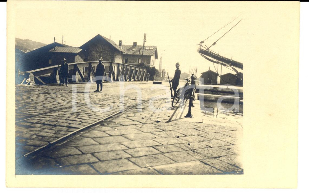 Fotografia d'epoca originale 1919 FIUME (ISTRIA) Soldati ALPINI presidiano un ponte *Foto 14X9 CM 1