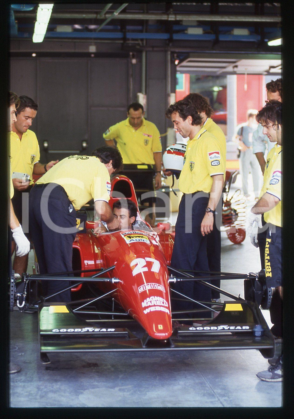 35mm vintage slide* 1992 F1 GP MONZA Jean ALESI su FERRARI F92A ai box (11)