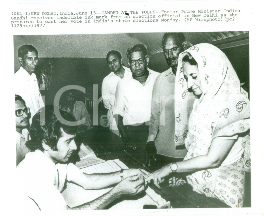 Fotografia d epoca originale 1977 NEW DELHI INDIA Indira GANDHI al seggio elettorale Fotografia 1