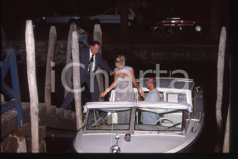 35mm vintage slide* 1998 VENEZIA Alberto SORDI Valeria MARINI su motoscafo (1)