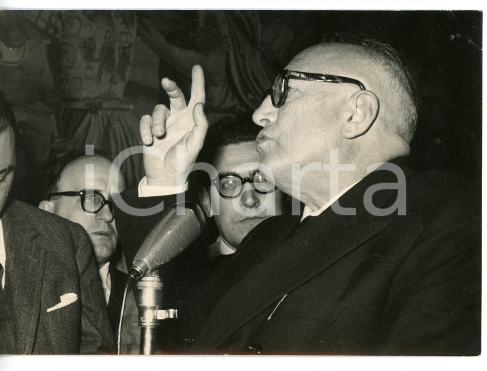 1959 ROMA Discorso di Pietro NENNI al Quirinale - Foto 18x13 cm Fotografia d'epoca con didascalia coeva al verso. CONDIZIONI: FAIR (lievi piegature ai margini)FORMATO: 18x13 cm     originale e autentica 1