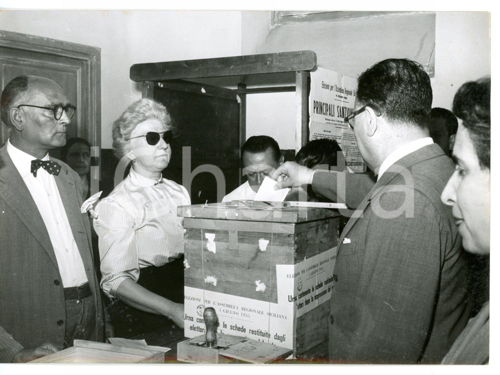 1955 PALERMO Elezioni regionali - Franco RESTIVO ai seggi di via RAPISARDI *Foto Fotografia d'epoca con didascalia coeva.  CONDIZIONI: G FORMATO: 18x13 cm     originale e autentica 1