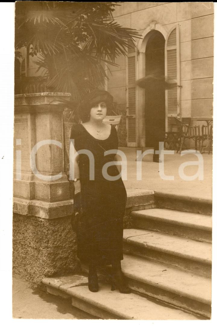Fotografia d epoca originale 1920 SALSOMAGGIORE TERME PR Elegante donna in nero posa sulla scalinata Foto 1