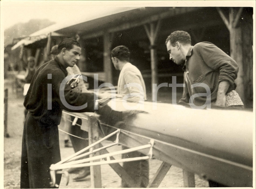 Fotografia d'epoca originale 1936 MILANO CANOTTAGGIO Campionato Nazionale - Atleti preparano l'imbarcazione 1