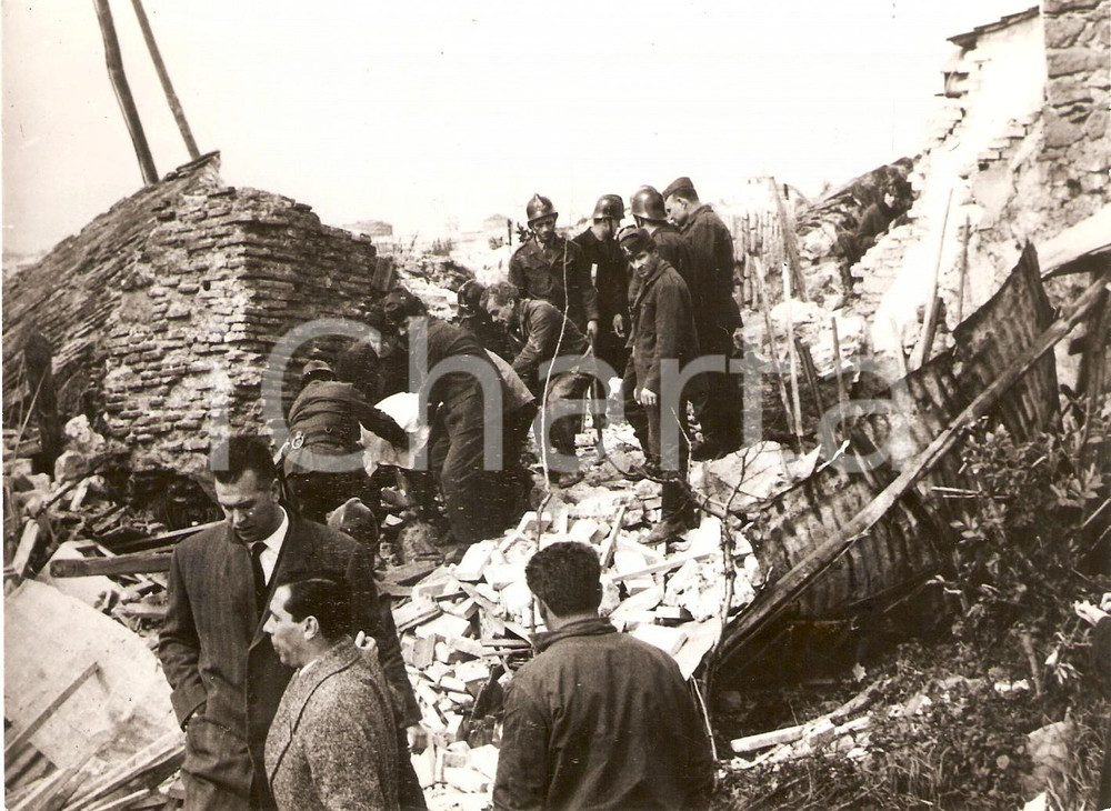 Fotografia d epoca originale 1962 ROMA Crollo acquedotto FELICE Vittime recuperate dalle macerie Foto 18x13 1