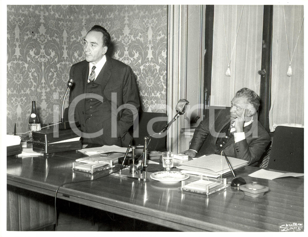 Fotografia d epoca originale 1969 ROMA Convegno ISLE Umberto COZZOLINI INISM ascolta relazione Fotografia 1