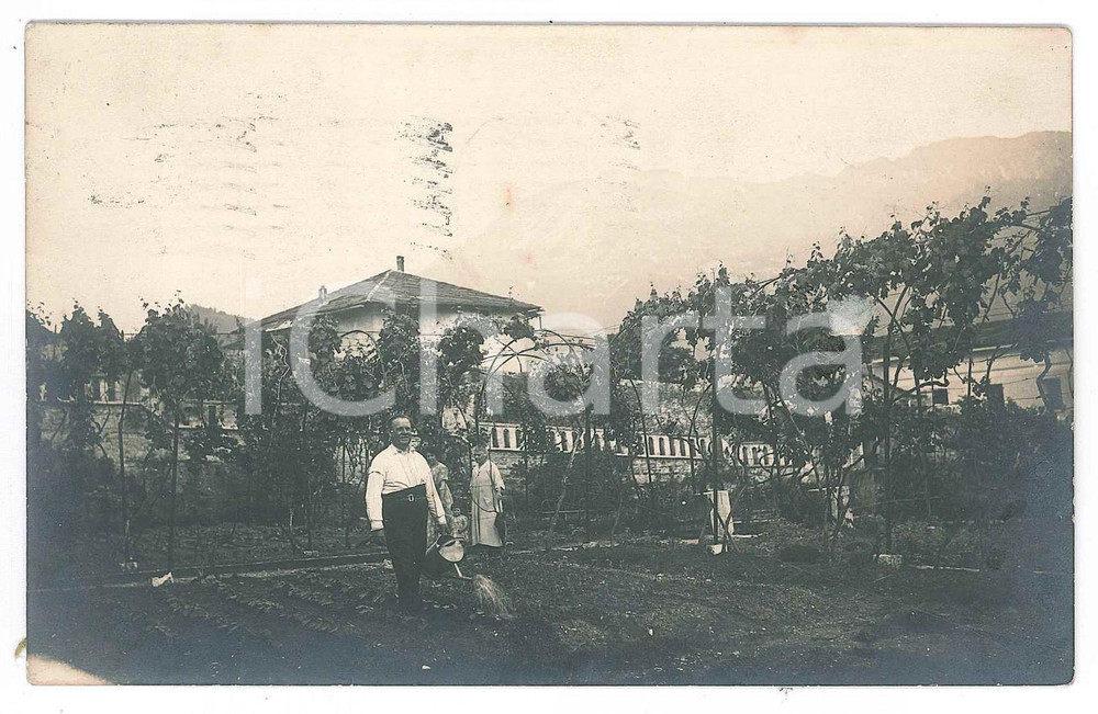 Fotografia d epoca originale 1922 TRENTO Famiglia nell orto  Ritratto Foto cartolina 14x9 cm 1