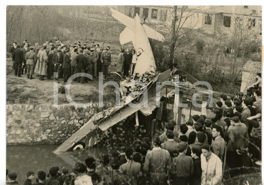 1953 TORINO Torrente PELLERINA - Schianto monoplano FIAT G.49 durante collaudo  Fotografia d'epoca con didascalia coeva al verso.   CONDIZIONI: G FORMATO: 18x13 cm     originale e autentica 1