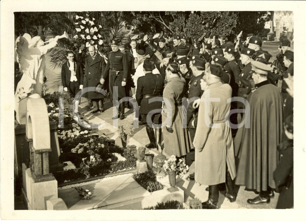Fotografia d epoca originale 1936 MILANO Rino PARENTI e ufficiali 24Â°legione al Cimitero MUSOCCO Fotografia 1